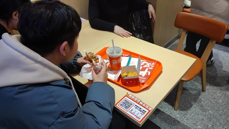 燃熊中国汉堡的加盟商来告诉您中式汉堡的正确吃法及步骤