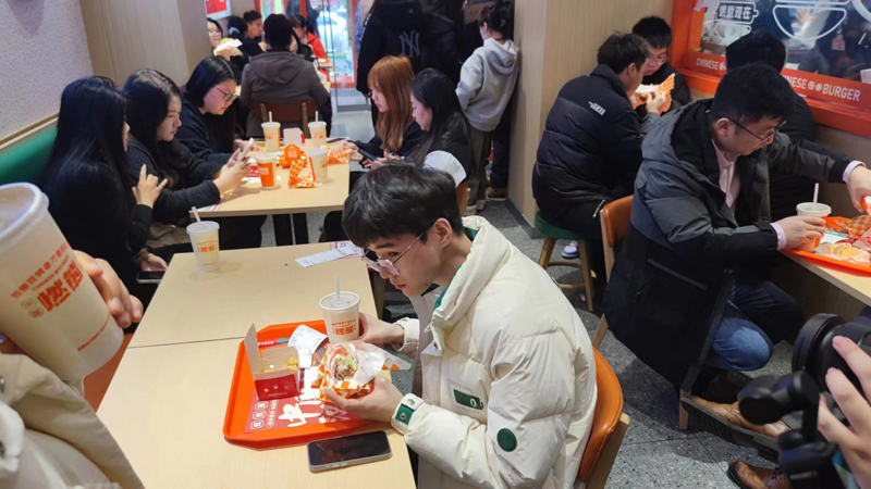 燃熊中国汉堡加盟店通过活动的策划和创新的方式吸引了众多人气