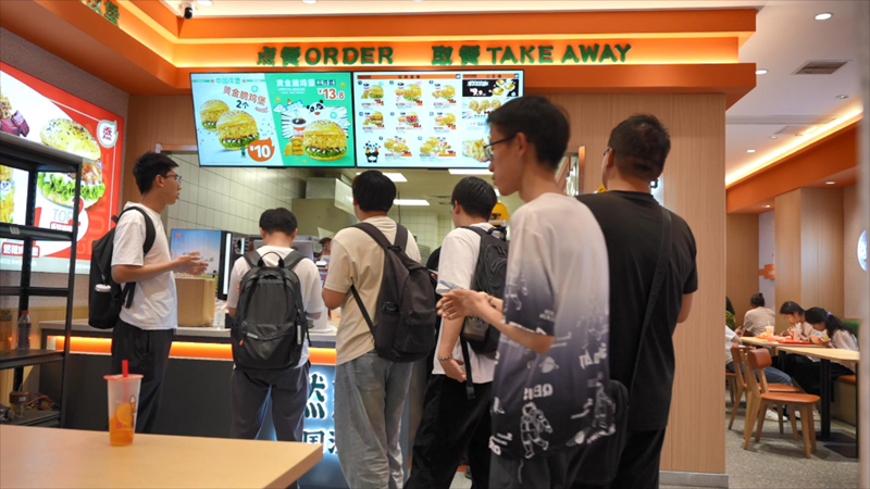 燃熊中国汉堡店步行街上的美食新选择