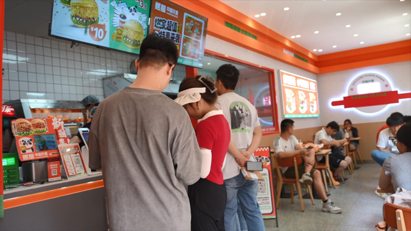 燃熊中国汉堡是电影院旁的休闲美食驿站