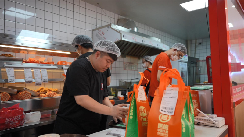 聚焦汉堡产品核心卖点打造小而美的燃熊中国汉堡加盟店
