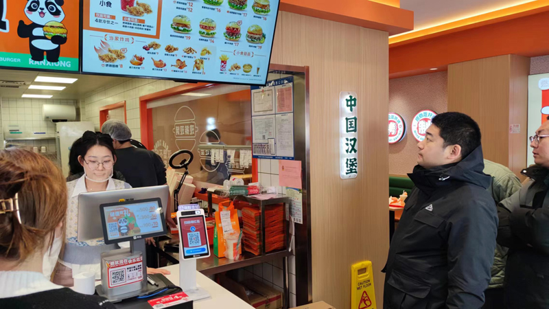 燃熊中国汉堡加盟品牌总部会为加盟店定期更新汉堡口味和小吃更新