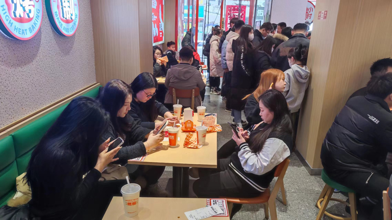 燃熊中国汉堡加盟店运营过程中是如何保障稳定的客源呢？